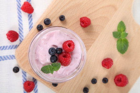 酸奶和成熟的蓝莓和覆盆子