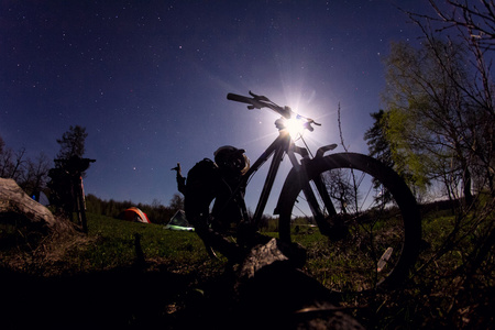 山地自行车在夜间的剪影