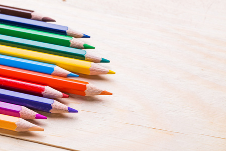 彩色的铅笔木制背景上孤立