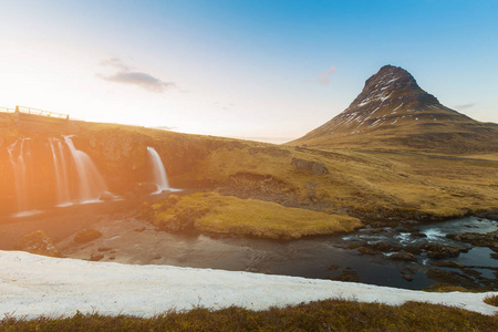 Kirkjufell 火山带瀑布, 冰岛晚冬自然景观背景
