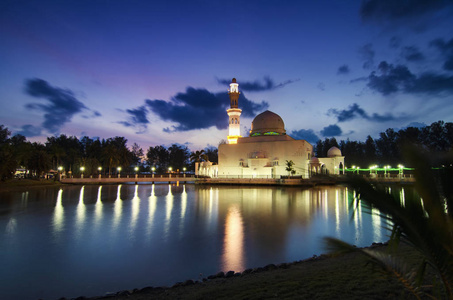 美丽的反射 Tengku 朗中岛 Zaharah 清真寺在日出背景下, 大多数标志性浮清真寺位于马来西亚加拉丁