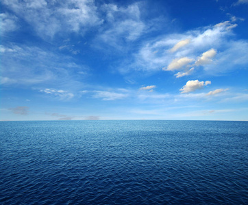 蓝色的大海水表面图片