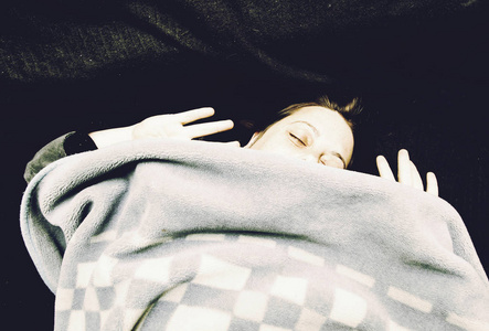 女人睡在一起的毯子