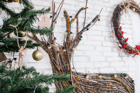 新年的位置在演播室与鹿, 装饰用圣诞树, 礼物, 一篮子锥体