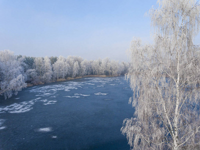 冬天背景与白雪覆盖的森林鸟瞰图