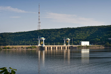 大型水力发电站。水流。Dnies 河