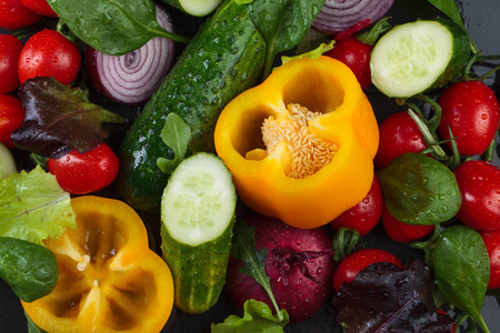 各种新鲜蔬菜背景黑色背景下的各种新鲜夏日蔬菜照片