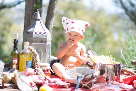 快乐的孩子们做饭。有趣的孩子们在户外玩。夏季度假概念