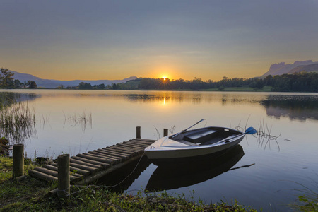 日出在湖 Naverone