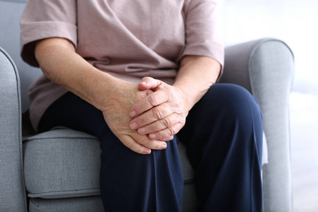 老年妇女患有膝关节疼痛