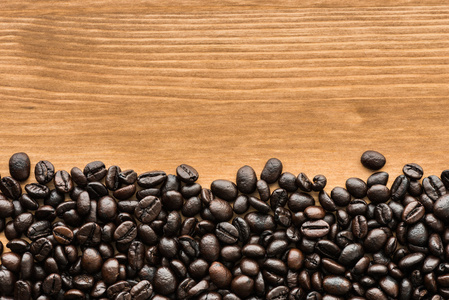 在木板上的褐色咖啡豆的背景