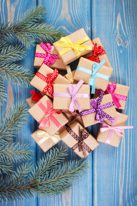 圣诞节和云杉分行与五彩缤纷的彩带礼物包装纸