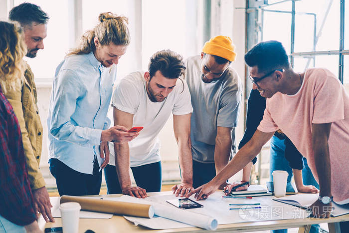 建筑师团队的专业积极成员, 使创意解决方案在工作室会议期间合作.