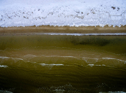 冬季冰冻海滩鸟瞰图
