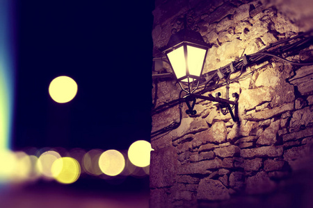 城市的灯光和灯柱在夜景