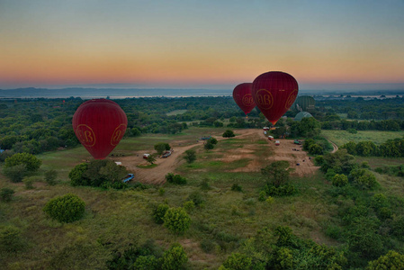 蒲甘.缅甸.11252016。每天清晨, 一打气球载着游客一起上升到天空中, 看到许多古老的蒲甘的佛教寺庙的鸟瞰辉煌。