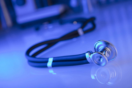 医疗保健概念。听诊器, 显微镜, 实验室玻璃器皿。蓝色背景