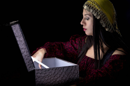 人财兴旺吉普赛人找到财宝箱或打开一个盒子照片