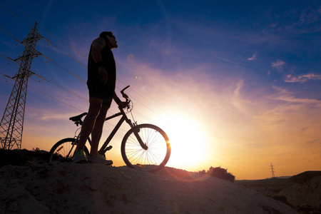 体育与健康的生活。山地自行车和风景背景