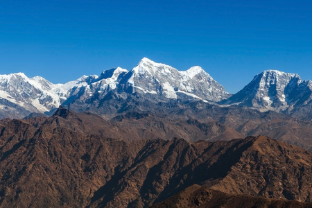 与暗棕色洛矶山脉上的应用前景及白色雪原高峰上的地平线和蔚蓝的天空，上面所有的惊人山风景