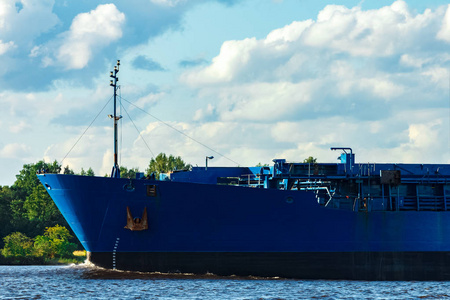 商品进口。大型蓝色货船迁往里加港