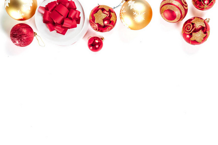 新年玩具, 红色和金色的球框, 在白色背景下隔离。隔离