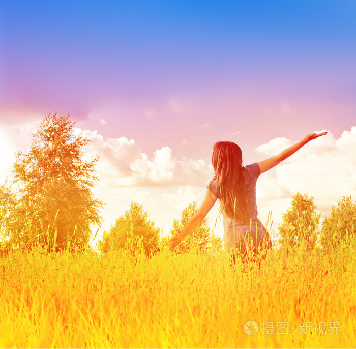在户外享受大自然的美丽女孩照片-正版商用图片0bvp97-摄图新视界