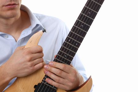 男性手臂演奏经典形状电吉他