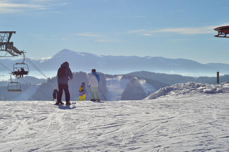 滑雪板和滑雪者在山坡上