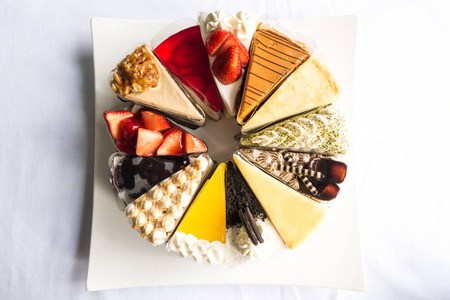 自上而下的奶酪，巧克力，蛋糕，草莓，蓝莓的视图