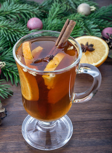 甜酒入与橙色的圣诞装饰