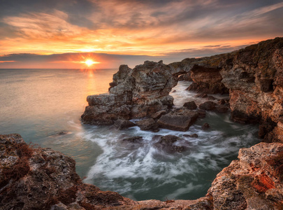 大海的岩石和冬季海照片