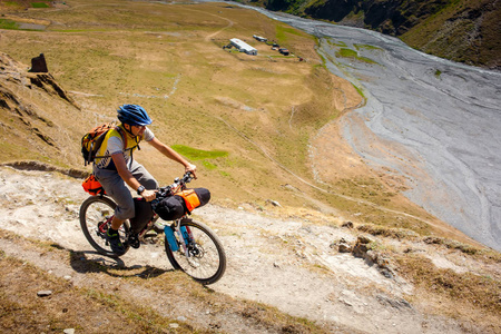 山地车手在 Tusheti 地区的高地旅行