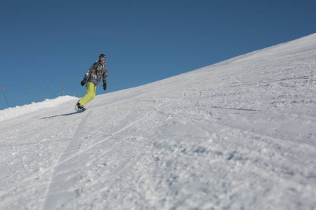 人滑雪下来山坡上的山