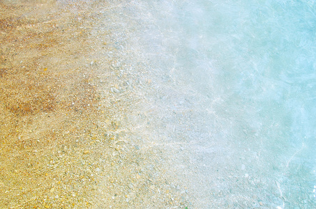 在海滩上的沙子在大海的波涛