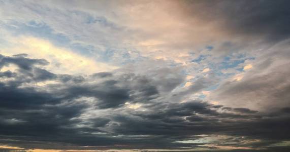 美丽的暴风雨的天空与云背景。天空乌云密布, 天气自然云暴。乌云和阳光下的黑暗风暴