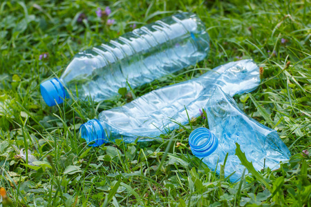被击碎的塑料瓶塑料瓶矿泉水在公园,草地上乱扔垃圾的环境照片