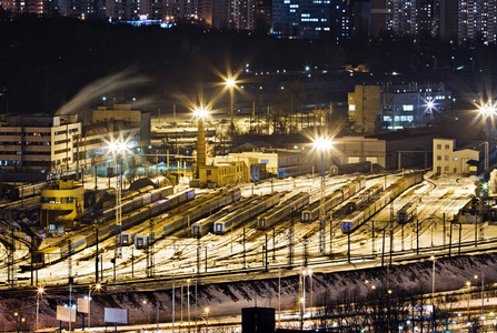 旅客列车车厂。冬天的夜景