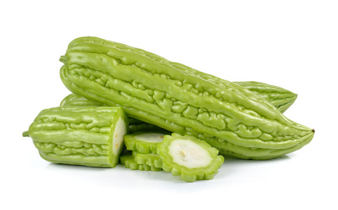 白色背景上的苦瓜照片