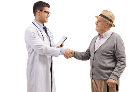 医生和一位年老的病人握手时被隔离在白色背景上