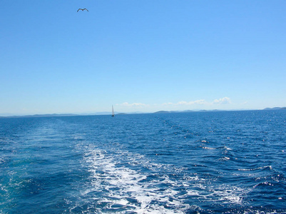 海水船径与白色泡沫波。热带岛屿渡轮旅行。巡航船后的气泡尾。深海海景房