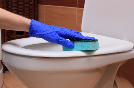 现代人间,室内设备和现代厕所清洗厕所白色马桶年轻人在浴室清洗马