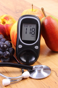 血糖仪与医用听诊器和新鲜水果