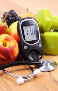 血糖仪与医用听诊器 水果和哑铃在健身中使用