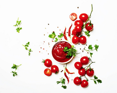 番茄酱佐以香料和香草配以樱桃西红柿在一碗白色食物背景, 顶部视图