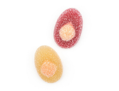 两个果冻复活节彩蛋顶部视图被隔离在白色背景两个果酱糖果绯红和 lemo