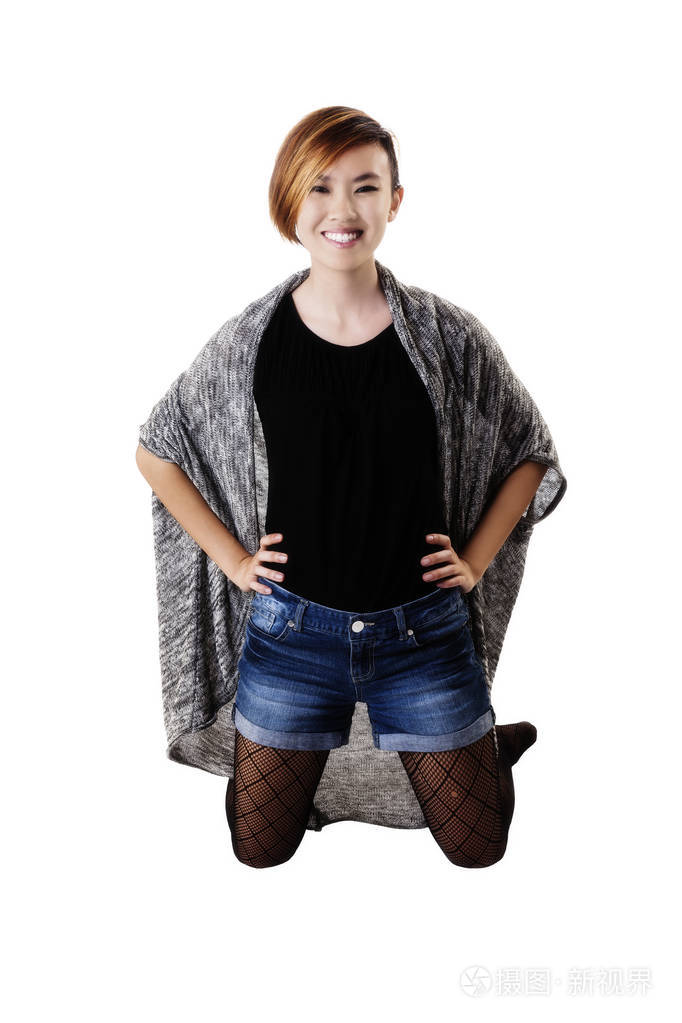 亚裔美国妇女跪在短裤和丝袜