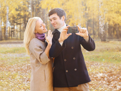 自拍照在 smarphon 的快乐微笑的年轻夫妇的肖像