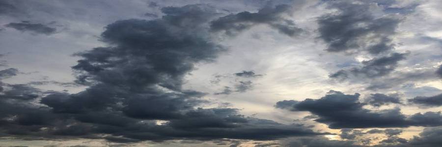 美丽的暴风雨的天空与云背景。天空乌云密布, 天气自然云暴。乌云和阳光下的黑暗风暴