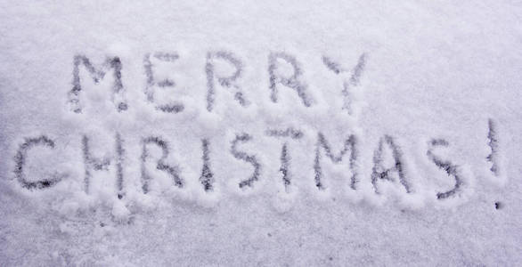 写上白色的雪背景，新的一年概念词语圣诞快乐